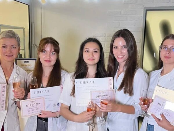 kurs-manikyuru-dlya-sebe-vypusk-uchenic курс манікюру для себе — випуск учениць після навчання
